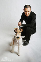 组图：韩栋与名犬拍时尚写真 展雅痞个性