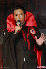 组图：吴卓羲宣传万圣节扮吸血鬼 高海宁险走光