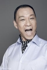 组图：“表情影帝”王学圻登封面 搞怪四连拍曝光