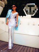 组图：孙敬媛空降法国巴黎 银色紧身长裙秀曲线