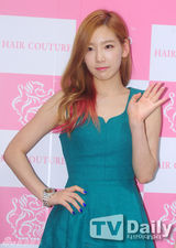 组图：少女时代四成员清新装亮相粉丝会