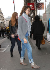 高清组图：杰西卡-阿尔芭街拍灰色系装扮休闲范