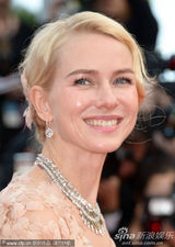 组图：娜奥米-瓦茨戛纳走秀 裸色纱裙妩媚动人