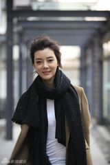 组图：车晓冬日街拍时尚达人街头添色彩