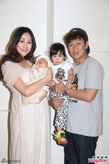 组图：陈浩民太太出院 一家四口亮相乐融融