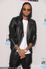 组图：蕾哈娜前男友克里斯-布朗造型不羁