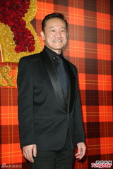 组图：黄小柔出嫁盼造人 穿低胸婚纱挽老公亮相