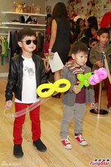 组图：黄泳霖有意追生 雷林静怡两女爱公主装