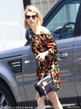 组图：艾玛-罗伯茨印花衬衫露斜肩 谨慎防偷拍