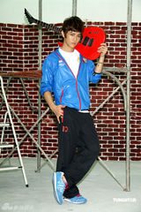 幻灯组图：汪东城代言运动服装 想开画展秀绘画天份