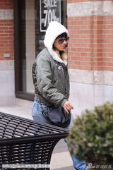 组图：Lady Gaga街头拍片衣着单薄 秀豪乳引人注目