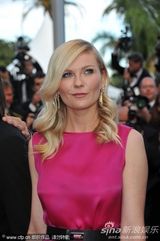 组图：邓斯特戛纳走秀紫红裙装简约亲切