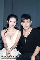 组图：潘霜霜酥胸半露秀性感 纯净之心期待美好爱情