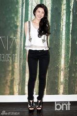 组图：歌手徐仁英发新专辑 清凉装秀身材