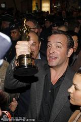 组图：影帝杜雅尔丹回国 机场被围堵高举小金人