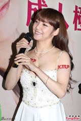 组图：AV版郭采洁香港宣传新片 大秀傲人事业线