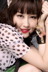 组图：马梓涵时尚大片演绎率真甜美风