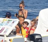 组图：妮可-里奇携家人出海 金色比基尼秀蛮腰