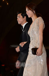 组图：玉泽演与李妍熙携手卖萌亮相釜山红毯