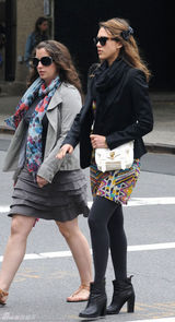 组图：杰西卡-阿尔芭黑色外套搭几何图案彩裙