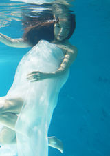 组图：林柯彤拍摄水下写真 裙纱飘荡尽显妖媚