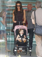 组图：维多利亚携子女出行小七可爱