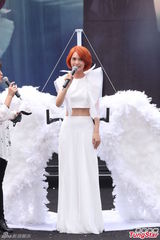 组图：杨丞琳签唱会砸百万 化身天使登场