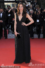 组图：《污泥》戛纳首映 瑞茜挺大肚与群芳竞艳