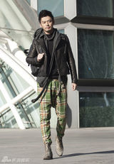 组图：芦芳生时尚街拍 百搭风诠释新潮流