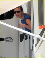 组图：斯嘉丽-约翰逊现身片场 美国队长面带伤