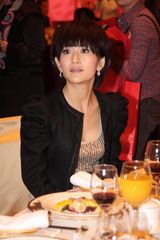 高清：高圆圆刘晓庆助阵慈善大典 董洁夫妇恩爱登场