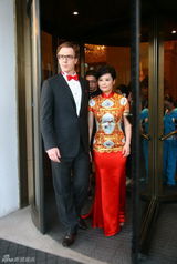 组图：袁莉婚礼晚宴着旗袍喜庆 外籍老公帮开车门