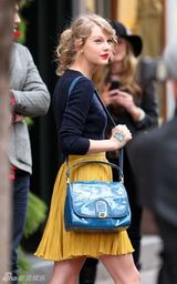 组图：泰勒-斯威夫特街拍深蓝色毛衣搭配百褶裙