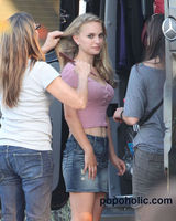 组图：娜塔莉-波特曼现身片场 草丛中拍激情吻戏