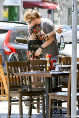 组图：艾玛-罗伯茨印花衬衫露斜肩 谨慎防偷拍