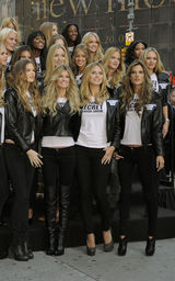 幻灯：维多利亚秘密内衣秀众超模纽约街头拍写真