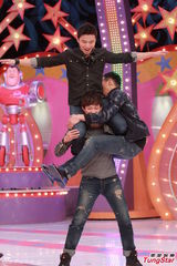 组图：Lollipop F录制《奖门人》凹造型爆笑