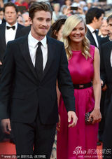 组图：邓斯特戛纳走秀紫红裙装简约亲切