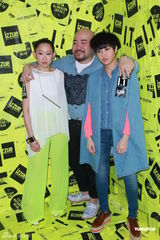 组图：何韵诗出席活动穿着个性 内地演贾宝玉