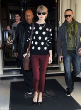 组图：泰勒亮相伦敦红唇性感 黑白圆点装复古风