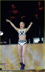 组图：Jessie J绷带装露底裤 下腰秀壮硕身材