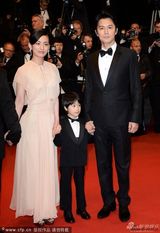 组图：《如父如子》戛纳首映 真木阳子撞色抢眼