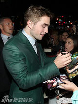 组图：《暮光4》洛杉矶首映 暮光情侣亲密亮相