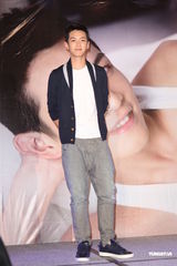 组图：柯震东光棍节发专辑 自称输给周董不丢脸