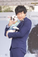 组图：林俊杰牵狗办握手拍照会 承认公司下禁爱令