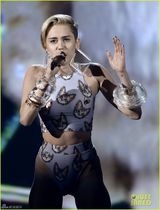 组图：麦莉紧身三角裤献唱 奋力嘶吼表情狰狞