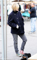 幻灯图集：德鲁-巴里摩尔闹市遛狗 墨镜有个性 