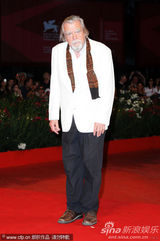 组图：《硬纸盒小镇》首映 导演埃曼诺牵爱妻亮相