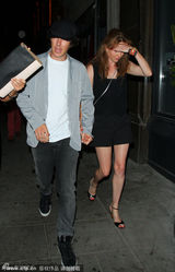 组图：卷福牵神秘女现身 被揭脚踏两船形象不保