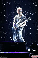 周杰伦介怀被燕姿夺第一次 与邓丽君隔空对唱